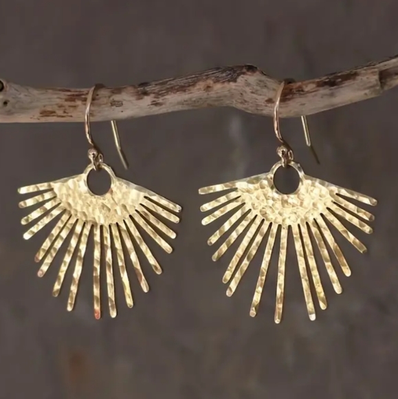 Jewelry - ✨New✨ 😍 Golden Earrings